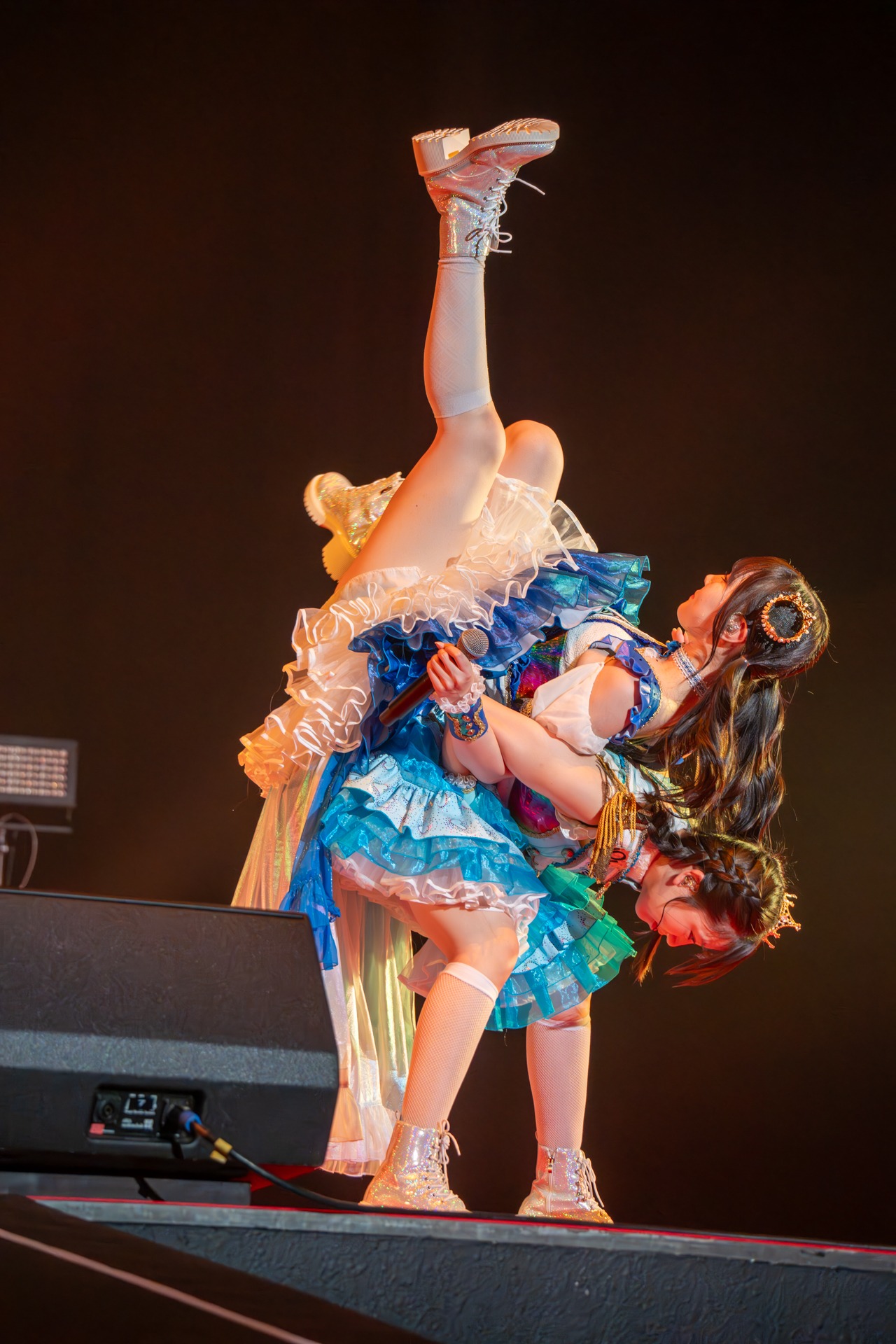 虹のコンキスタドールの桐乃みゆ（上）、大和明桜（下）。