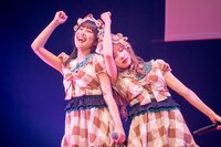 左からukkaの茜空、芹澤もあ。