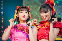 左から小泉遥香、坂井仁香。