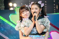 杏ジュリア（右）に抱きつく小泉遥香（左）。