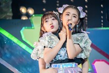 杏ジュリア（右）に抱きつく小泉遥香（左）。