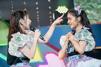 前髪を上げた杏ジュリア（右）のヘアスタイルを指差す小泉遥香（左）。