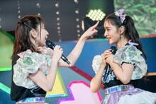 前髪を上げた杏ジュリア（右）のヘアスタイルを指差す小泉遥香（左）。