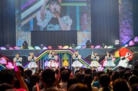 ロックオンポーズで最後の挨拶をする超ときめき♡宣伝部。