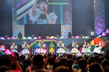 ロックオンポーズで最後の挨拶をする超ときめき♡宣伝部。