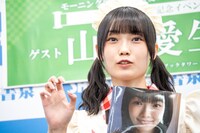 ネイルをアピールする山崎愛生（モーニング娘。’24）。