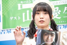 ネイルをアピールする山崎愛生（モーニング娘。’24）。