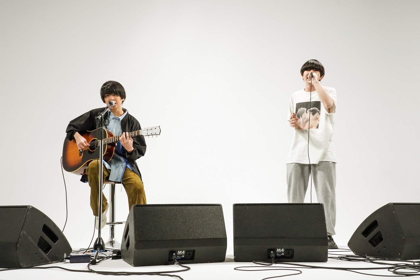 左から斎藤宏介（UNISON SQUARE GARDEN、XIIX）、くぅ（NEE）。