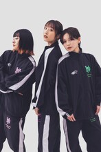 「ハロプロジャージ」を着用した秋山眞緒（つばきファクトリー）、段原瑠々（Juice=Juice）、平井美葉（BEYOOOOONDS）。