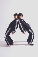 「ハロプロジャージ」を着用した石田亜佑美（モーニング娘。'24）、平井美葉（BEYOOOOONDS）。