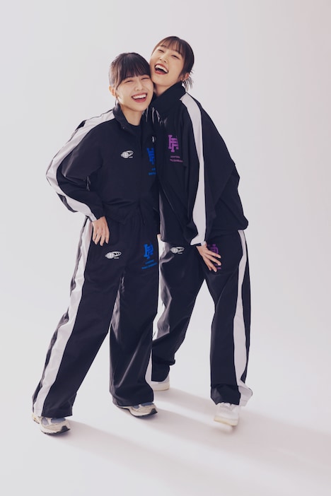 「ハロプロジャージ」を着用した為永幸音（アンジュルム）、段原瑠々（Juice=Juice）。