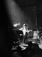 畳野彩加（Vo, G）（撮影：新家菜々子）