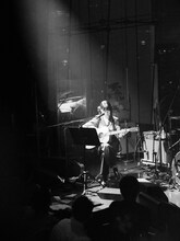 畳野彩加（Vo, G）（撮影：新家菜々子）