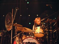 ユナ（Dr）（撮影：新家菜々子）