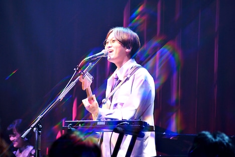 倉品翔(Vo, G, Key)(撮影:京太郎)