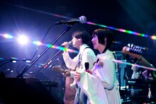 倉品翔（Vo, G, Key）とヒグチアイ。（撮影：京太郎）