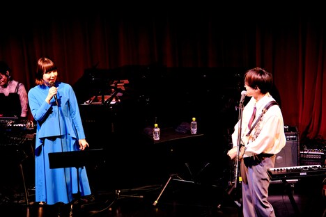 土岐麻子と倉品翔(Vo, G, Key)。(撮影:京太郎)