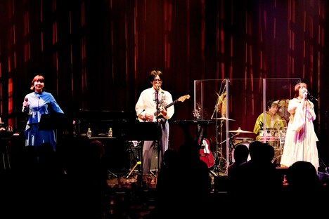 GOOD BYE APRILと土岐麻子&ヒグチアイのコラボの様子。(撮影:京太郎)