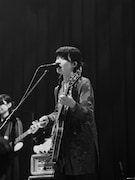 畳野彩加(Vo, G)(撮影:新家菜々子)