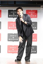 撮影にあたり一番鍛えたパーツを尋ねられ「大腿四頭筋です。脚トレを中心にしてました」と答える武知海青（THE RAMPAGE）。