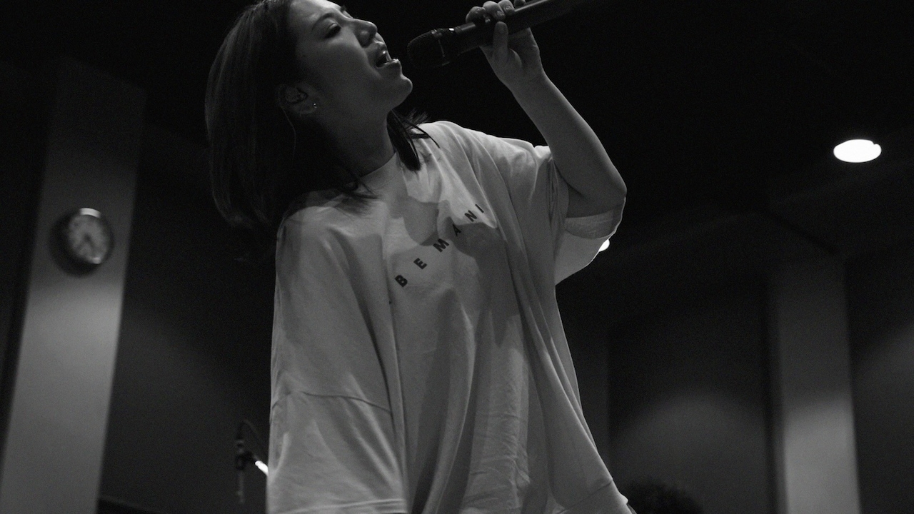 阿部真央「Hands and Dance」ミュージックビデオに生配信ライブの舞台裏