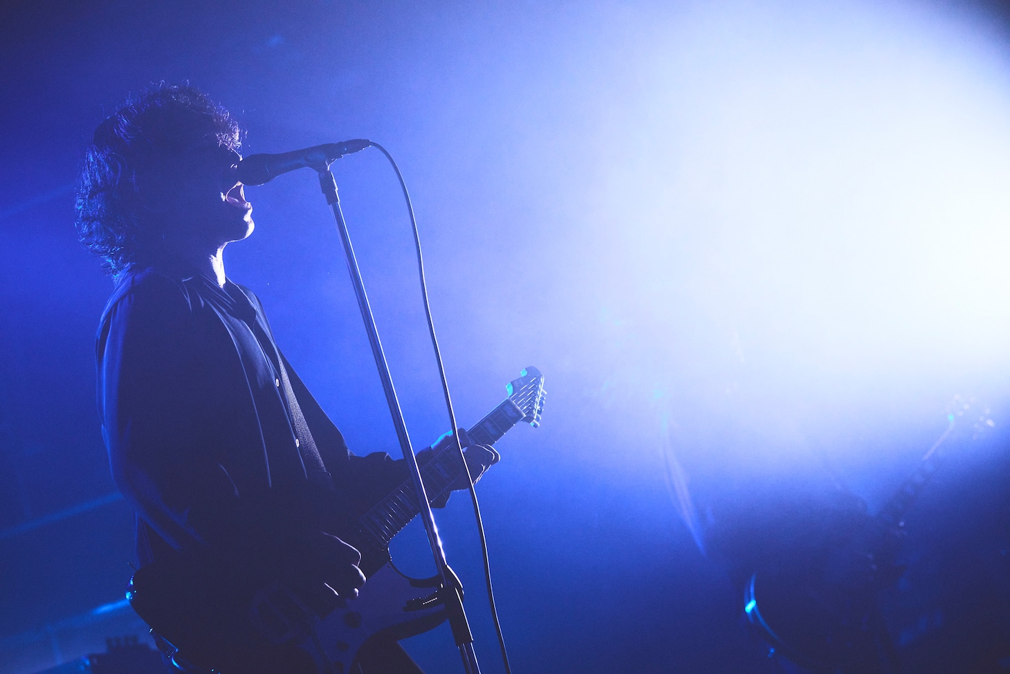 小林祐介（Vo, G）（Photo by Yosuke Torii）