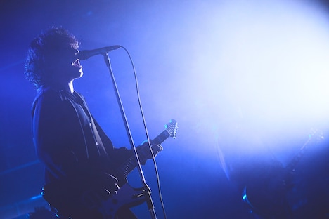 小林祐介（Vo, G）（Photo by Yosuke Torii）