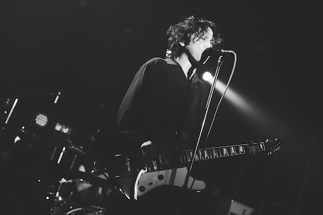 小林祐介（Vo, G）（Photo by Yosuke Torii）