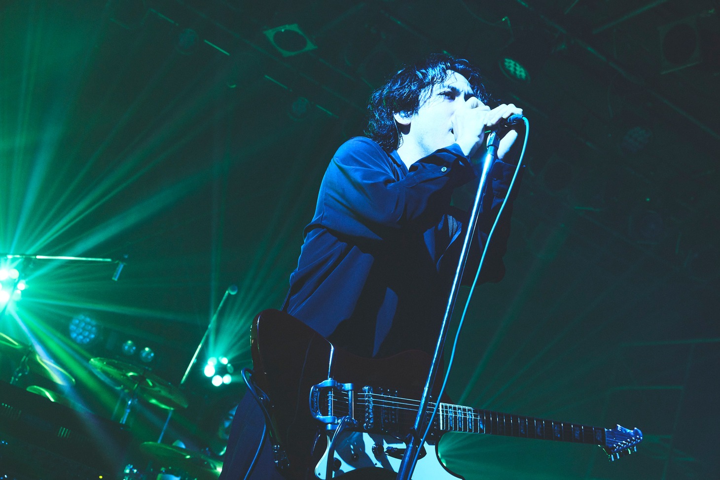 小林祐介（Vo, G）（Photo by Yosuke Torii）