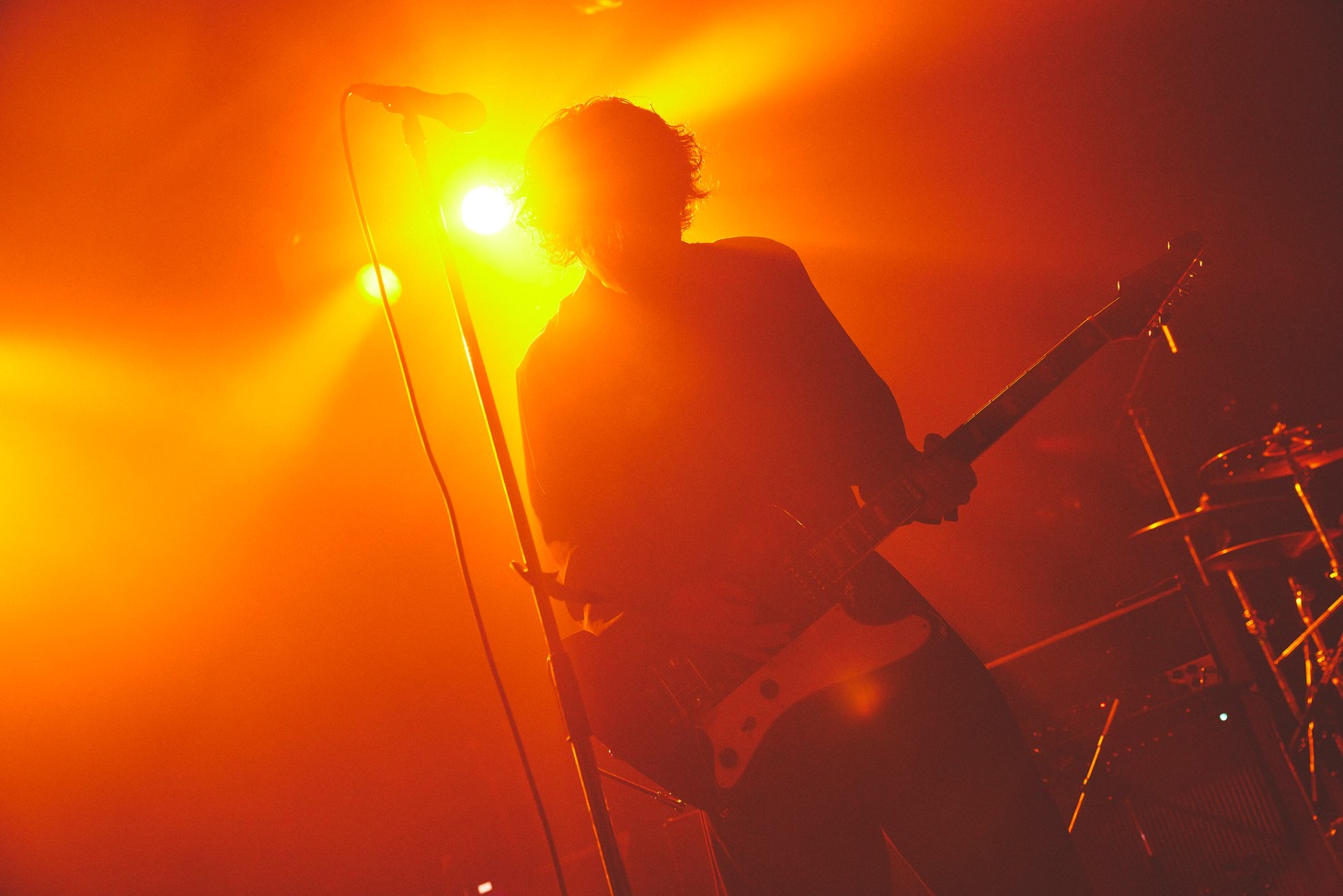 小林祐介（Vo, G）（Photo by Yosuke Torii）