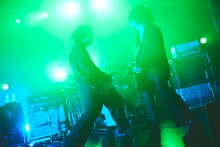 左から小林祐介（Vo, G）、ケンゴマツモト（G）。（Photo by Yosuke Torii）