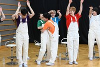 タクヤに抱きつくハル（中央）。