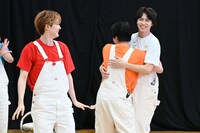 タカシに抱きつくハル（右）。