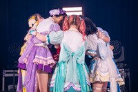 抱き合って喜びを噛み締めるAppare!。