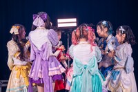 円になって喜びを噛み締めるAppare!。