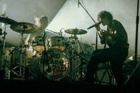 左からリアド偉武（Dr）、川上洋平（Vo, G）。（撮影：河本悠貴）