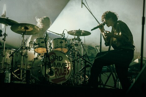 左からリアド偉武（Dr）、川上洋平（Vo, G）。（撮影：河本悠貴）