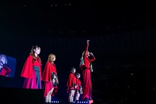 マイクを通さず地声でメッセージを伝える滝沢ひなの（NEO JAPONISM）。