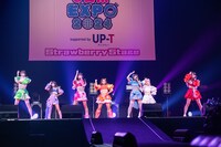 真っ白なキャンパスの「SHOUT」を歌うクマリデパート。