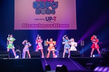 真っ白なキャンパスの「SHOUT」を歌うクマリデパート。