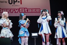 真っ白なキャンパスが解散したあともほかのアイドルに「SHOUT」を歌い継いでほしいと話す小野寺梓（右から2番目）。