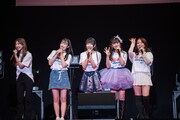 @JAM ALLSTARS 2014。左から鈴木真梨耶（ex. Cheeky Parade）、高橋麻里（ex. Dorothy Little Happy）、相沢梨紗（でんぱ組.inc）、新井ひとみ（東京女子流）、関根梓（ex. アップアップガールズ（仮））。