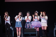 @JAM ALLSTARS 2014。左から鈴木真梨耶（ex. Cheeky Parade）、高橋麻里（ex. Dorothy Little Happy）、相沢梨紗（でんぱ組.inc）、新井ひとみ（東京女子流）、関根梓（ex. アップアップガールズ（仮））。
