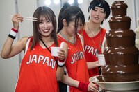 チョコフォンデュを楽しむSANDAL TELEPHONE。