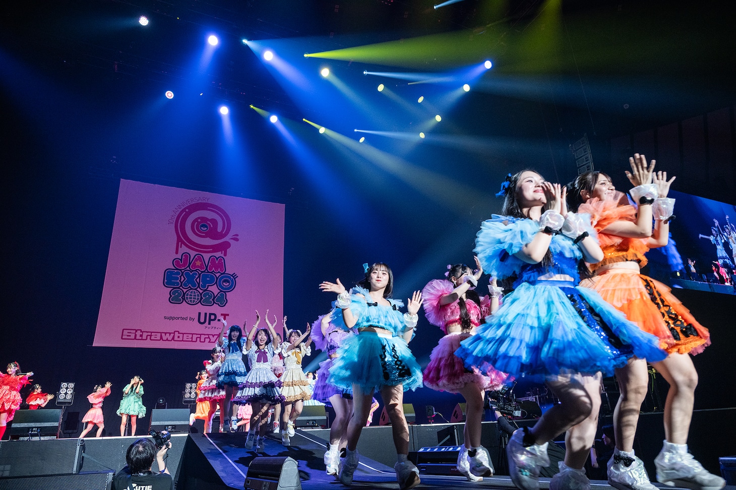 KAWAII LABの4グループが集結したステージ。