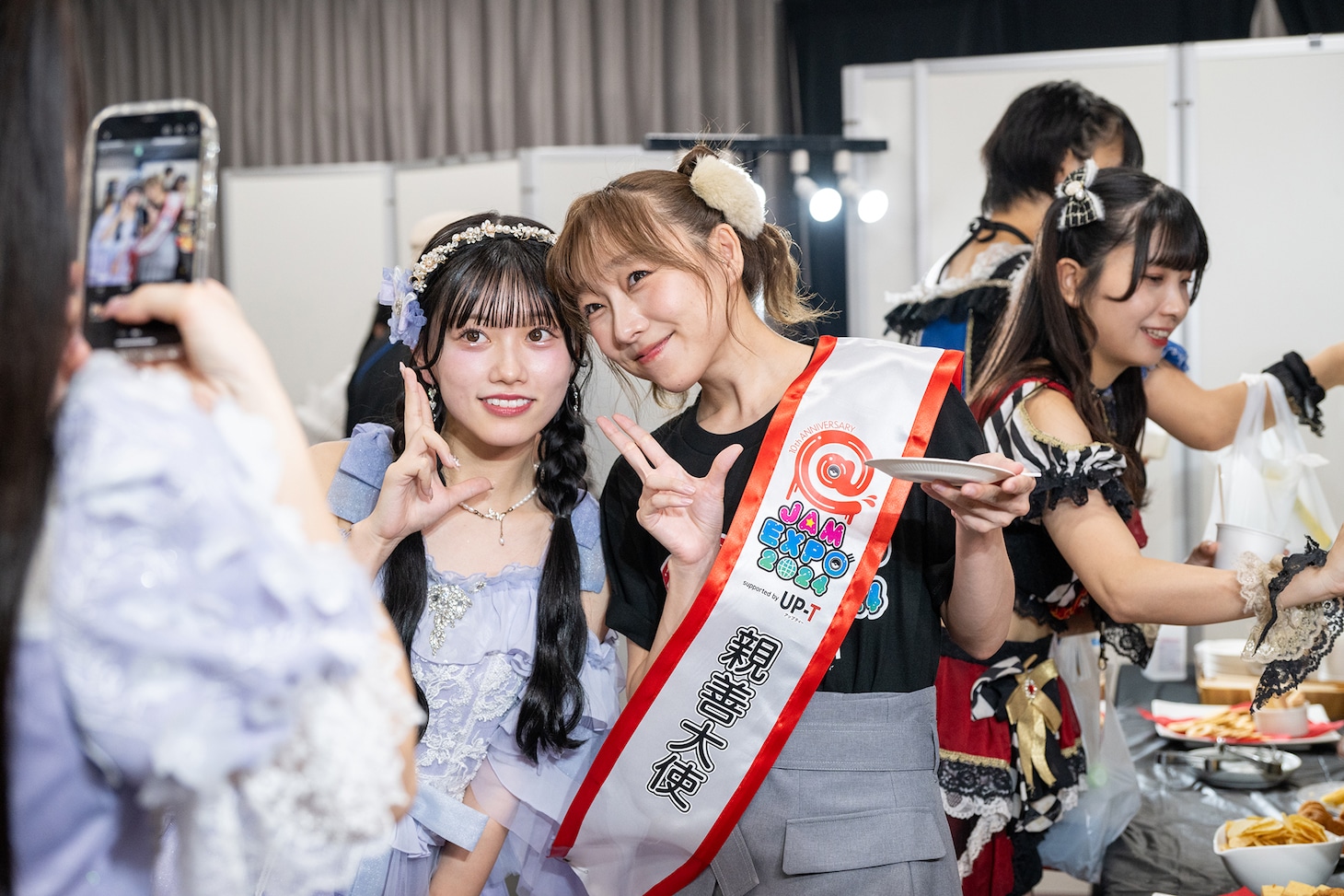 チョコフォンデュコーナーでアイドルたちと交流する「@JAM EXPO 2024」親善大使・須田亜香里。
