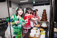 チョコフォンデュを楽しむ虹コン。