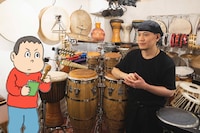 真剣に取材するキニナル君。