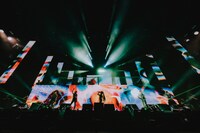 コラボパフォーマンスを披露するXGメンバーとAwich。