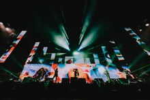 コラボパフォーマンスを披露するXGメンバーとAwich。